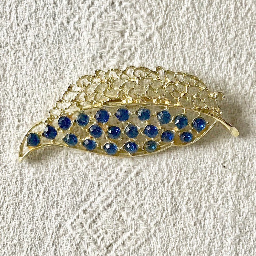 Vintage 1960s Leaf Shaped Blue Stone Brooch Unsigned